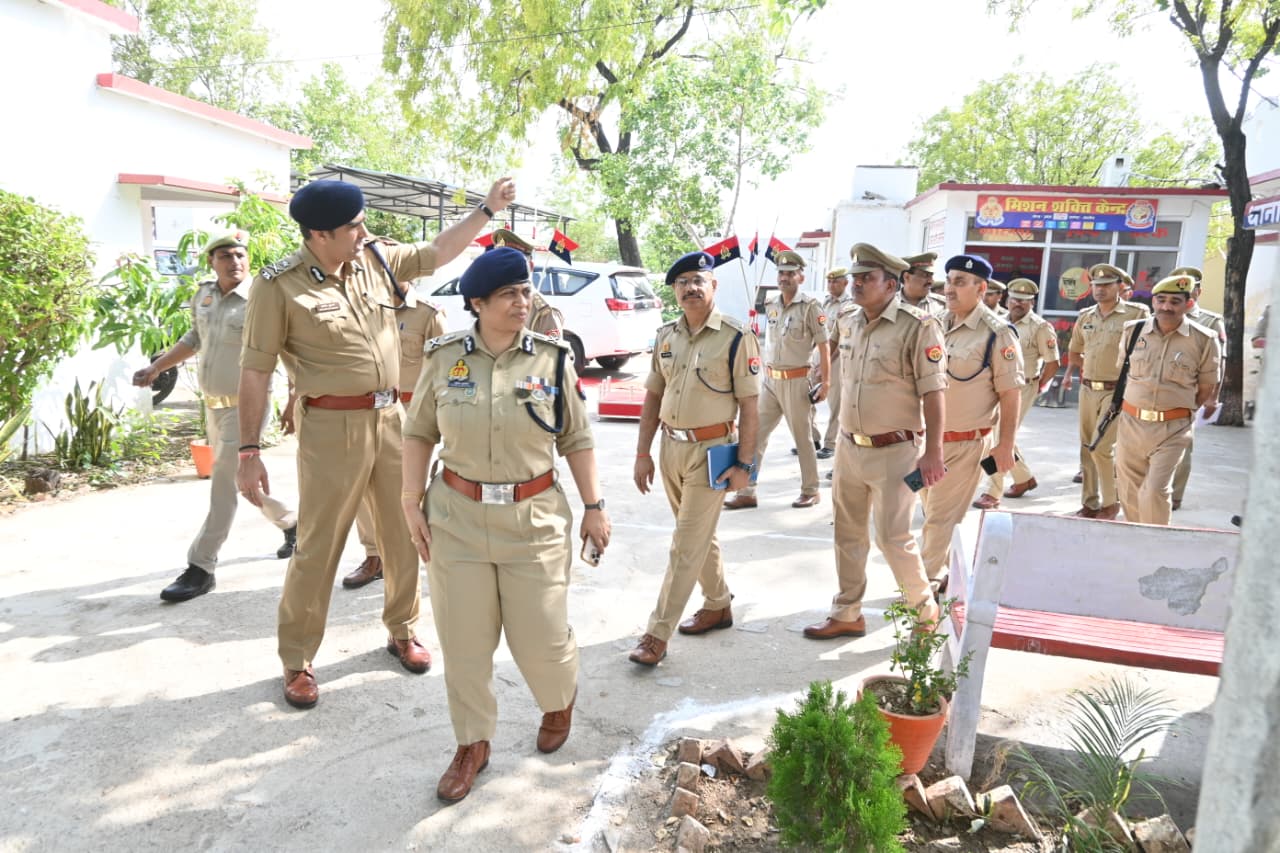 अपर पुलिस महानिदेशक ने थाना आटा का किया निरीक्षण, व्यवस्थाओं का लिया जायजा