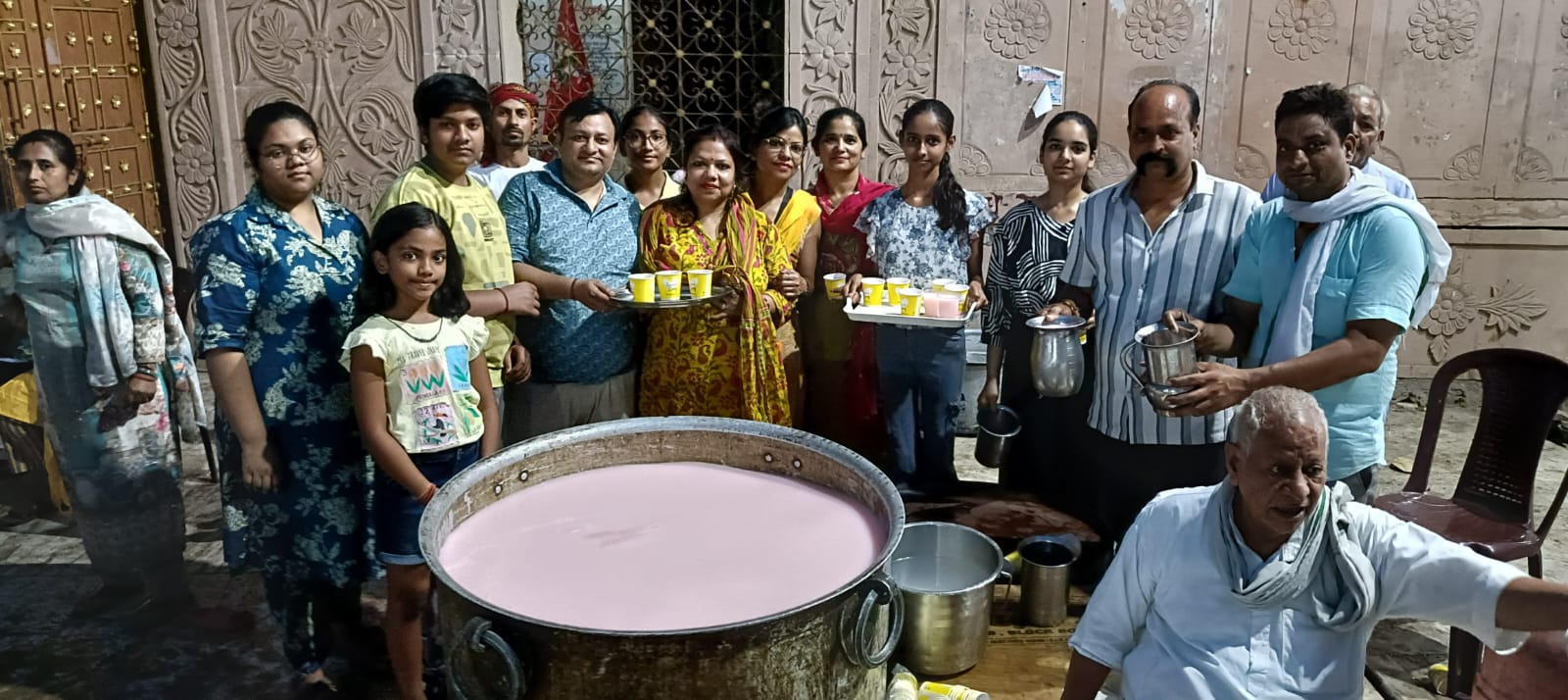 समाजसेवियों ने परिक्रमा मार्ग में बांटा ठंडा पानी, शरबत और फलाहार