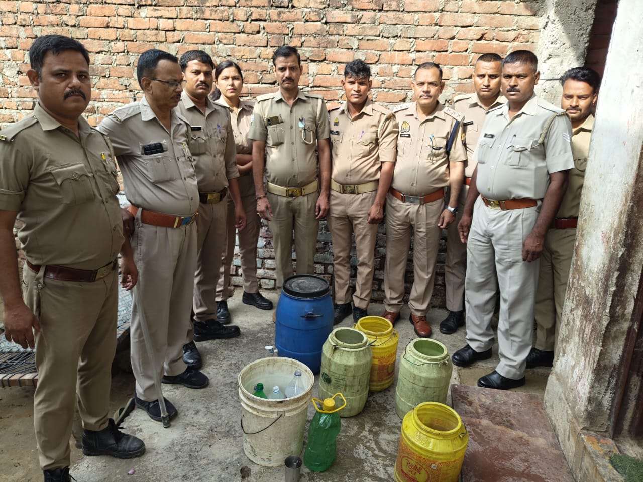 आबकारी विभाग की छापेमारी, अवैध शराब व लहन बरामद