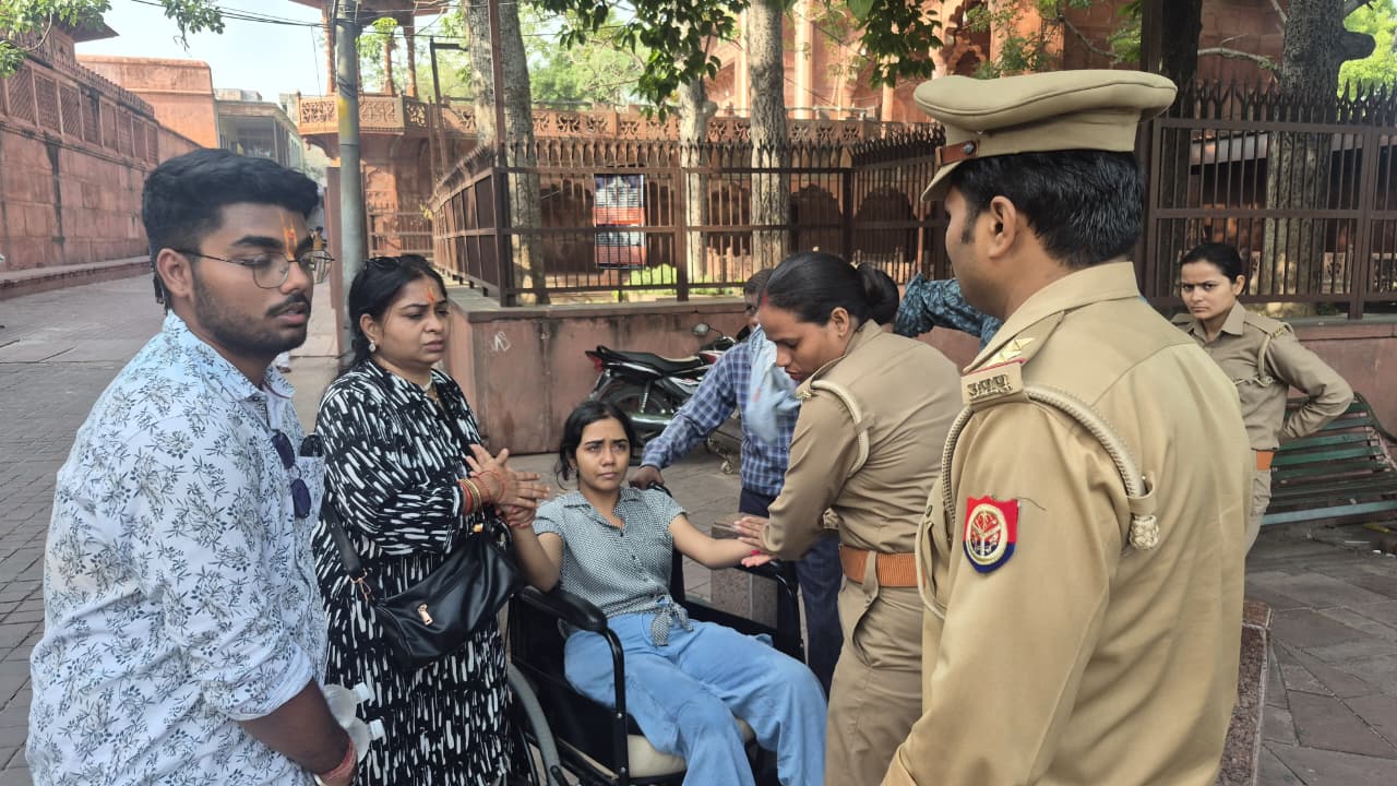 गर्मी से बेहाल हुई महिला पर्यटक, तत्काल हॉस्पिटल भिजवाया।