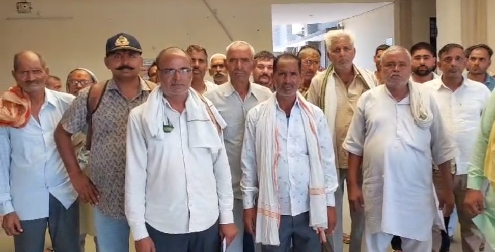 तालाब की जगह बंजर भूमि पर निर्माण कर कब्जे को लेकर ग्रामीणों का आक्रोश