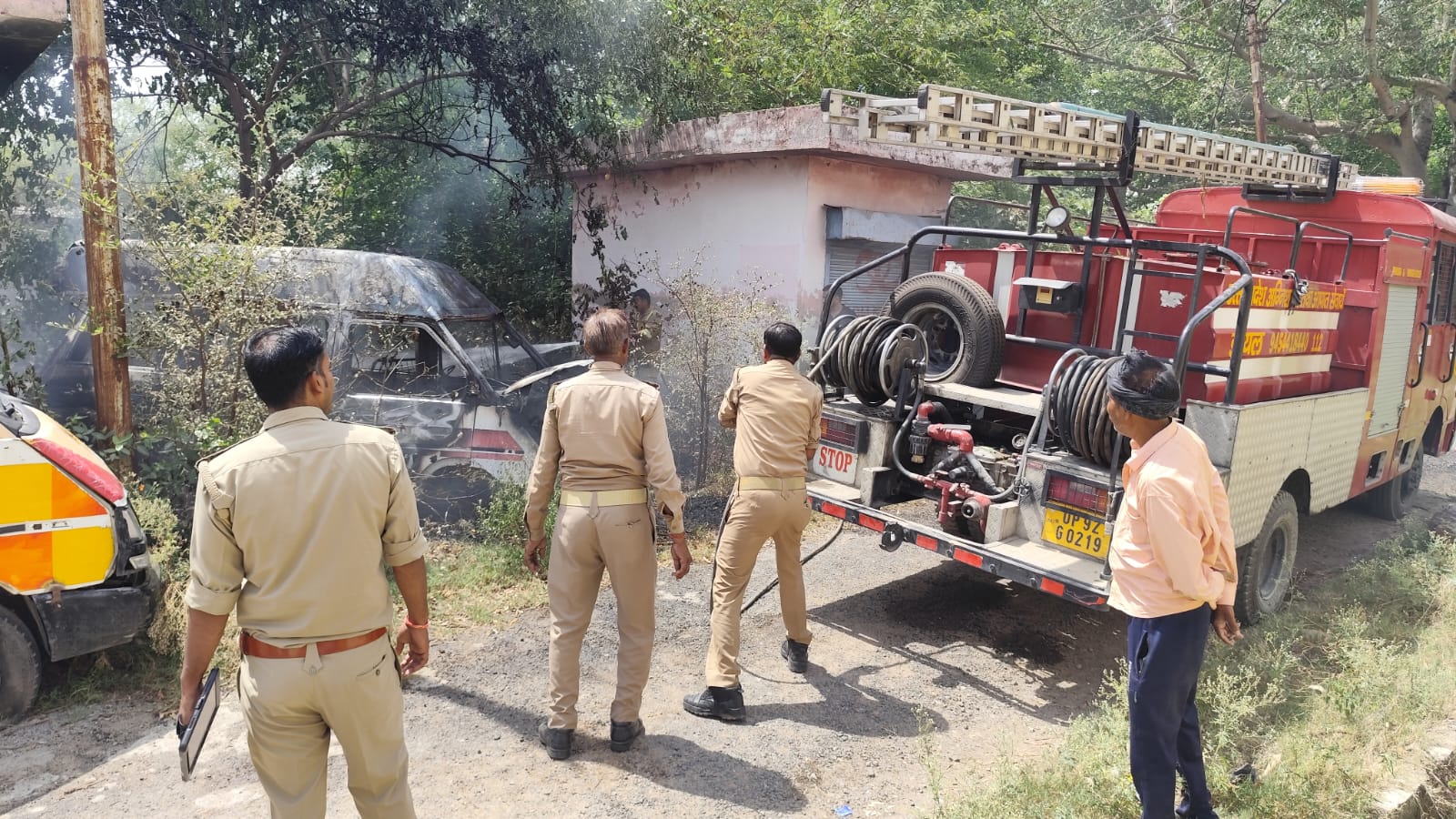 सी एस सी में खड़ी खराब एम्बुलेंस में अचानक से लगी आग