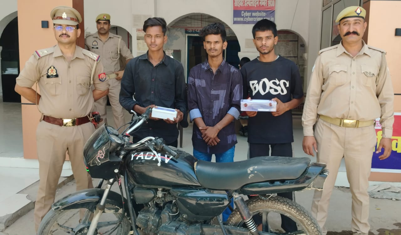 जसराना पुलिस ने घर में चोरी करने वाले तीन अभियुक्तों को किया गिरफ्तार