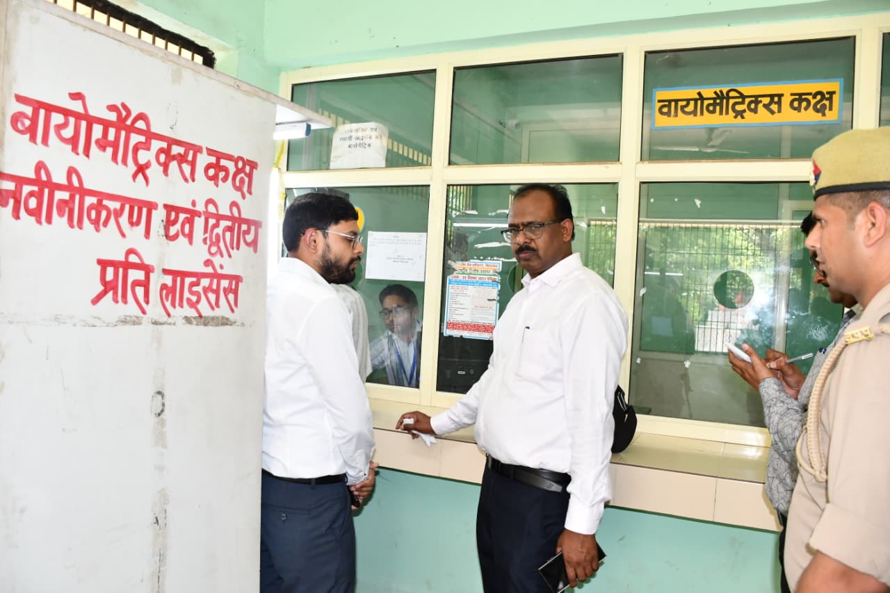डीएम ने एआरटीओ कार्यालय का किया औचक निरीक्षण, व्यवस्थाओं में सुधार के दिए निर्देश/