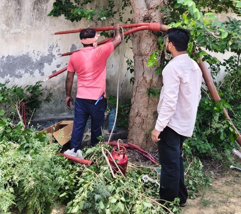 33000 केवी केबल बॉक्स में लगी आग, फरह-रहीमपुर फीडर ठप, 48 गांवों समेत कस्बे की बिजली गुल