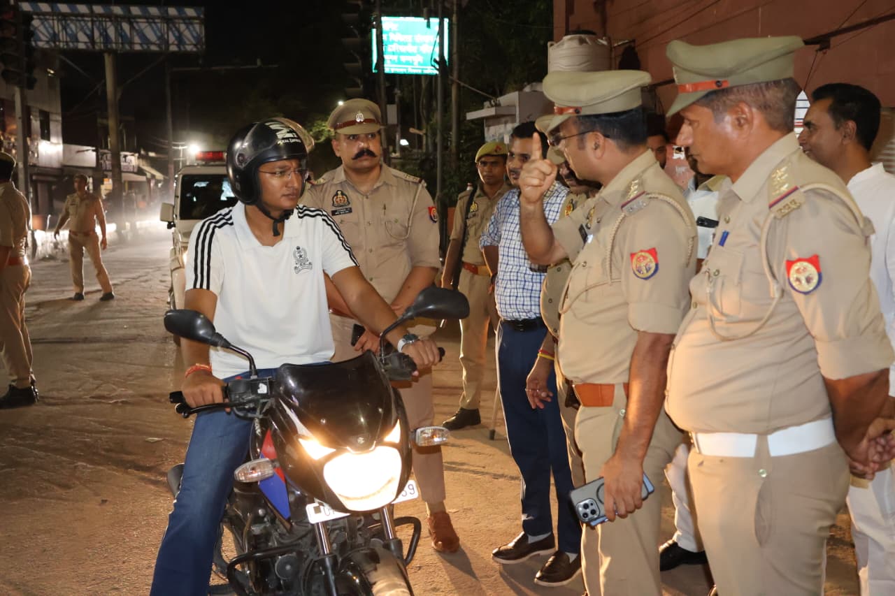 एसएसपी श्लोक कुमार ने बाइक से किया फ्लैग मार्च, सुरक्षा व्यवस्था का लिया जायजा