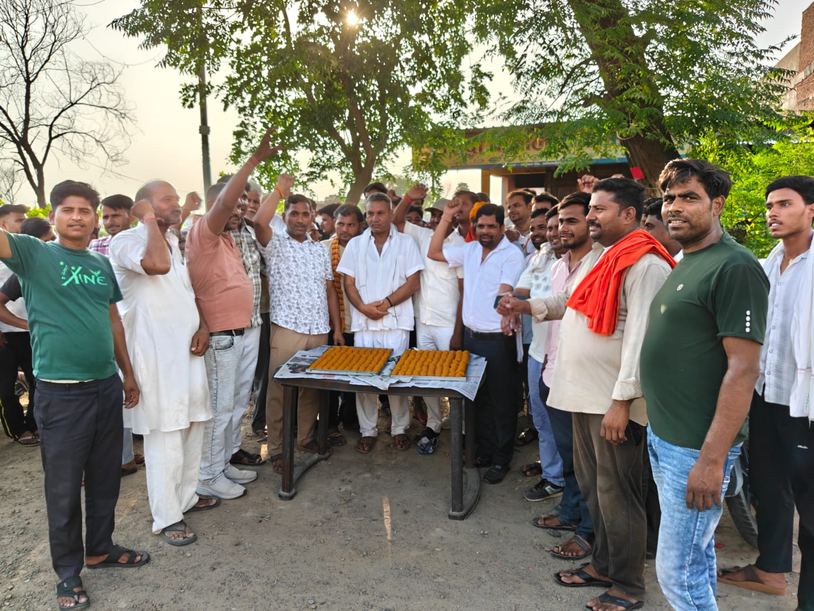 आगरा पूर्व विधायक एत्मादपुर राम प्रताप सिंह चौहान को पुन, प्रदेश महामंत्री बनने पर कार्यकर्ताओं में हर्ष, आवल खेड़ा में हुआ मिष्ठान वितरण
