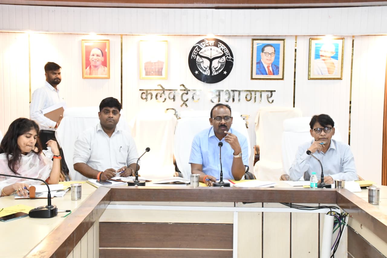संचारी रोग नियंत्रण एवं दस्तक अभियान को लेकर डीएम ने की समीक्षा बैठक, लापरवाही पर दी सख्त चेतावनी