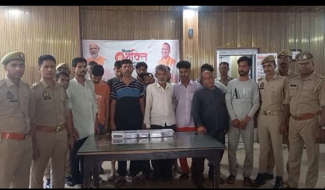 फिरोजाबाद में जुआ खेलते 13 लोग गिरफ्तार, 2.34 लाख रुपये और मोबाइल बरामद