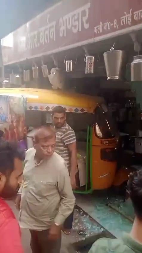 वृंदावन में बेकाबू ई-रिक्शा और ऑटो का तांडव, प्रशासन की 'कुंभकर्णी नींद' से श्रद्धालुओं की जान जोखिम में