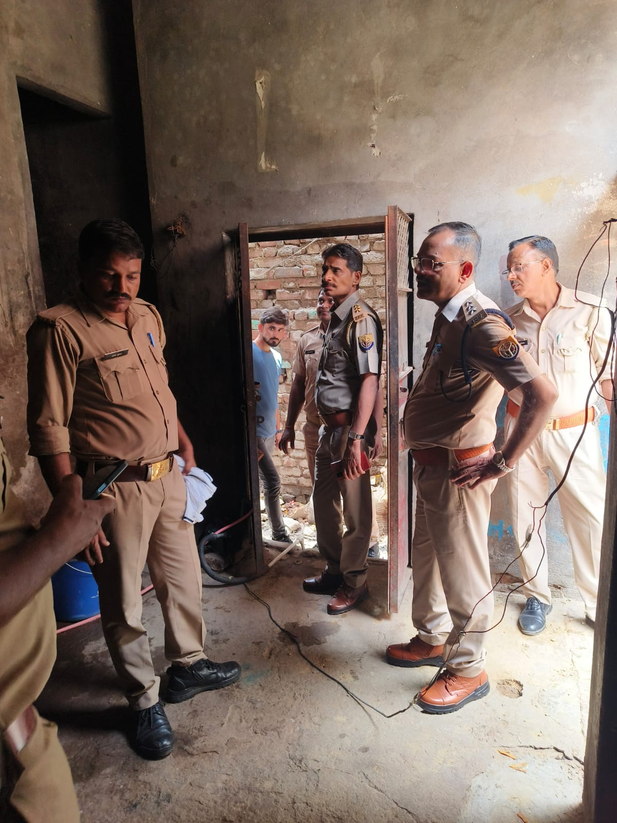 शिकोहाबाद में आबकारी विभाग की बड़ी कार्रवाई, 32 लीटर अवैध कच्ची शराब बरामद, दो मुकदमे दर्ज
