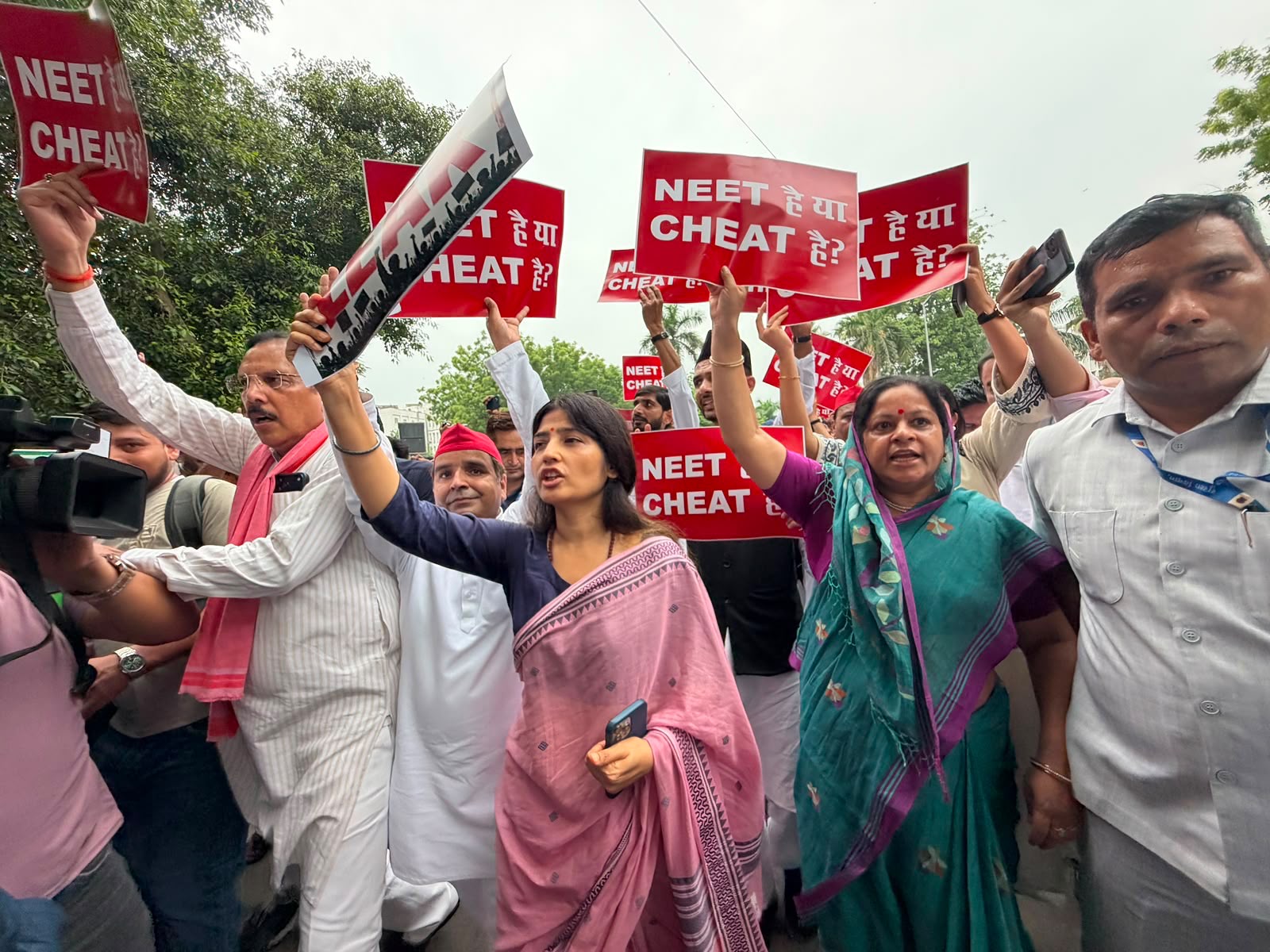 छात्रों पर लाठी चार्ज किया जाना बेहद निंदनीय एवं शर्मनाक है: डिंपल यादव