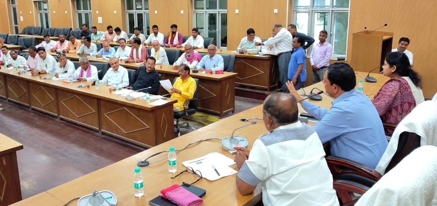 राजनैतिक दलों के साथ बैठक जिलाधिकारी डॉ. इंद्रमणि त्रिपाठी