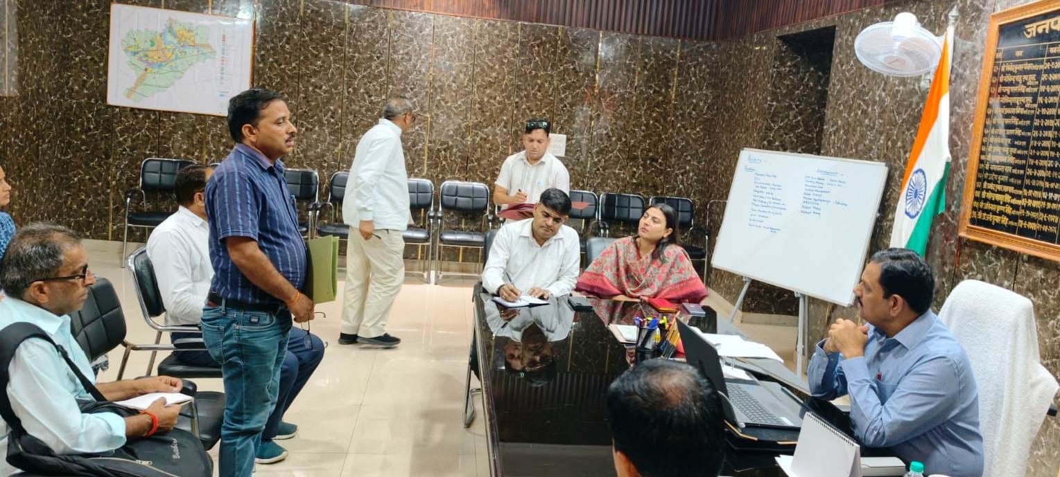 जन-शिकायतों में लापरवाही बरतने पर जिलाधिकारी सख्त