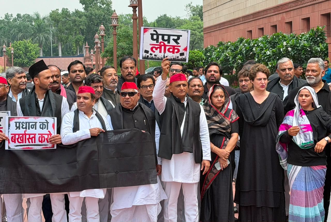 छात्रों पर हुए लाठी चार्ज के विरोध में सपा के सांसदों ने किया विरोध प्रदर्शन