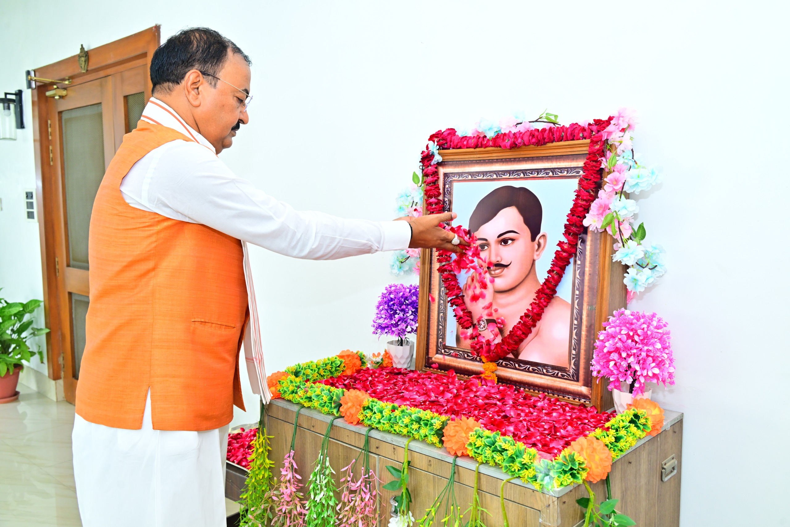 उप मुख्यमंत्री केशव प्रसाद मौर्य ने अमर शहीद चंद्रशेखर आज़ाद की जयंती पर अर्पित की श्रद्धांजलि