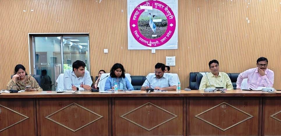 सीएम योगी के आगमन की तैयारियों का जिलाधिकारी डॉ. इंद्रमणि त्रिपाठी ने किया निरीक्षण