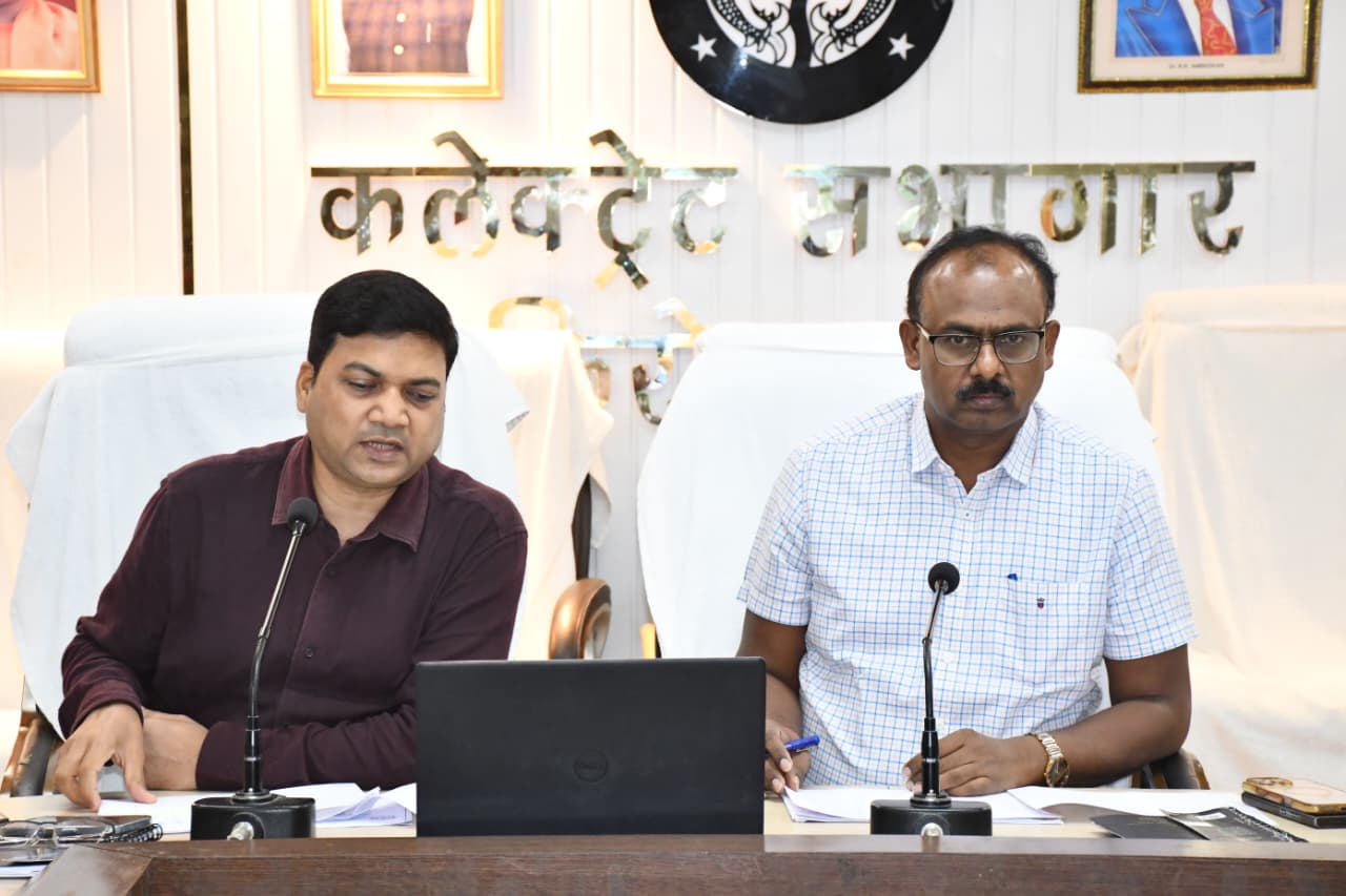 आवास योजनाओं की समीक्षा में डीएम संतोष कुमार शर्मा सख्त: पात्र गरीबों को प्राथमिकता, पारदर्शी सत्यापन के दिए निर्देश