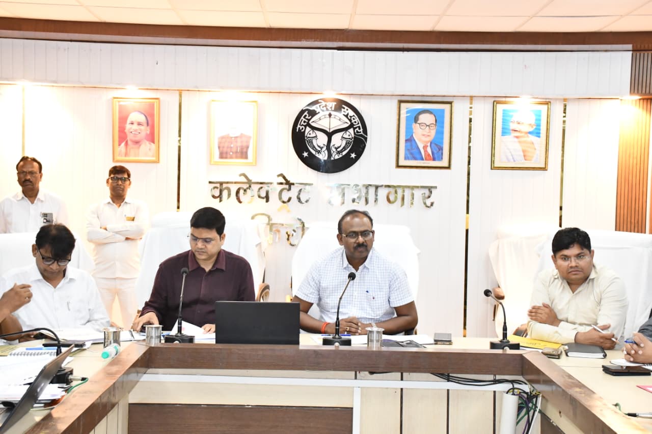 एनआरएलएम समीक्षा बैठक में डीएम संतोष कुमार शर्मा सख्त: खराब प्रदर्शन पर कार्रवाई की चेतावनी, 100% लक्ष्य पूरा करने के निर्देश