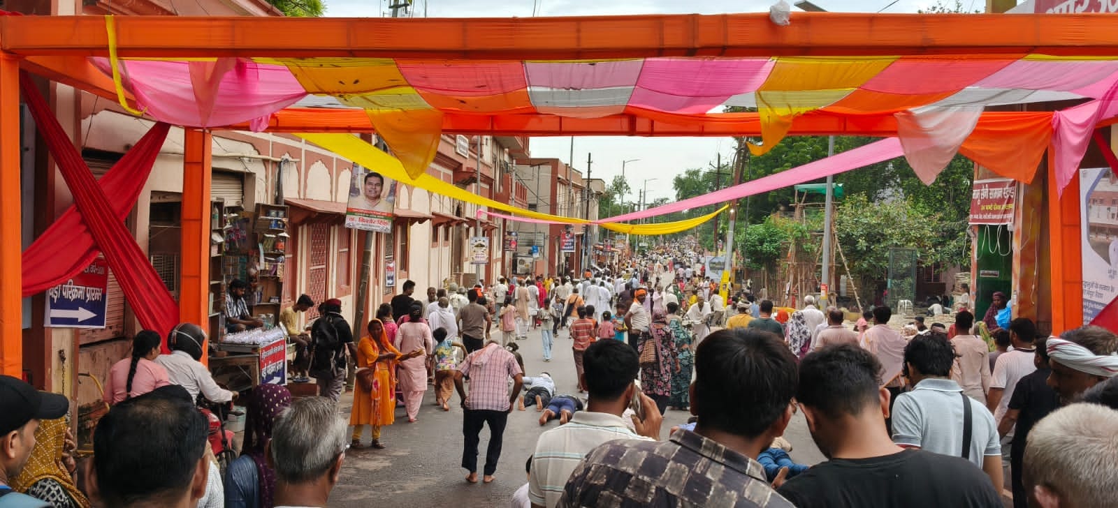 गिर्राज महाराज की नगरी में उमड़ रहा भक्ति और श्रद्धा का सैलाब