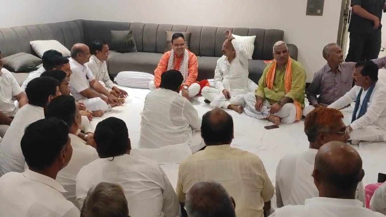मुख्यमंत्री ने विधायक के घर जाकर शोक संवेदना व्यक्त की
