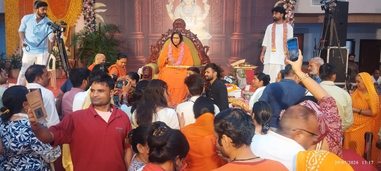 गुरु पूर्णिमा पर वात्सल्य ग्राम में गूंजा गुरु महिमा का संदेश, साध्वी ऋतंभरा ने किया गुरु चरण पूजन