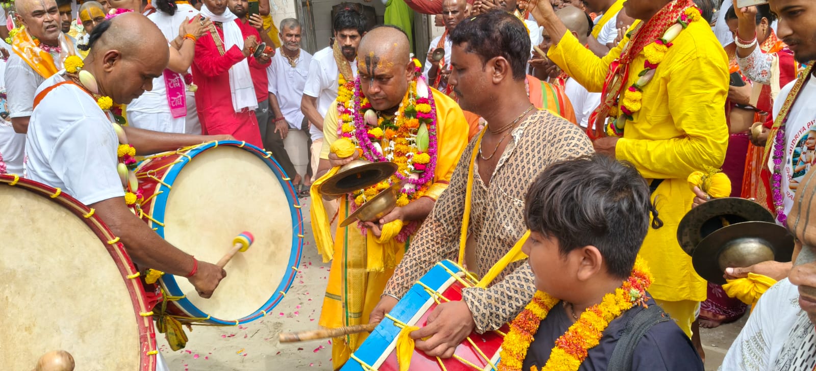 गिर्राज नगरी में गुरु शिष्य परंपरा का अनूठा पर्व मुड़िया महोउत्सव मनाया गया