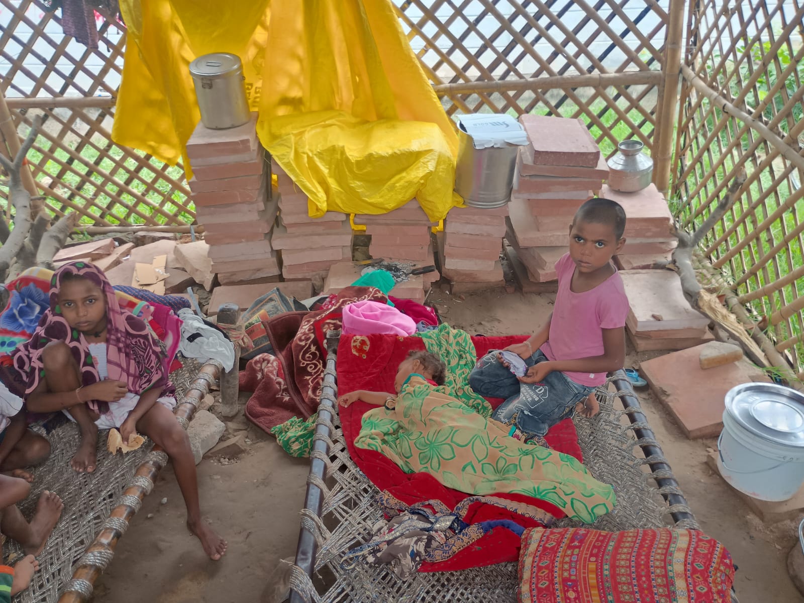 फिरोजाबाद: कोटला रोड पर महिला गंभीर हालत में मिली, अस्पताल में भर्ती, पुलिस जांच में जुटी