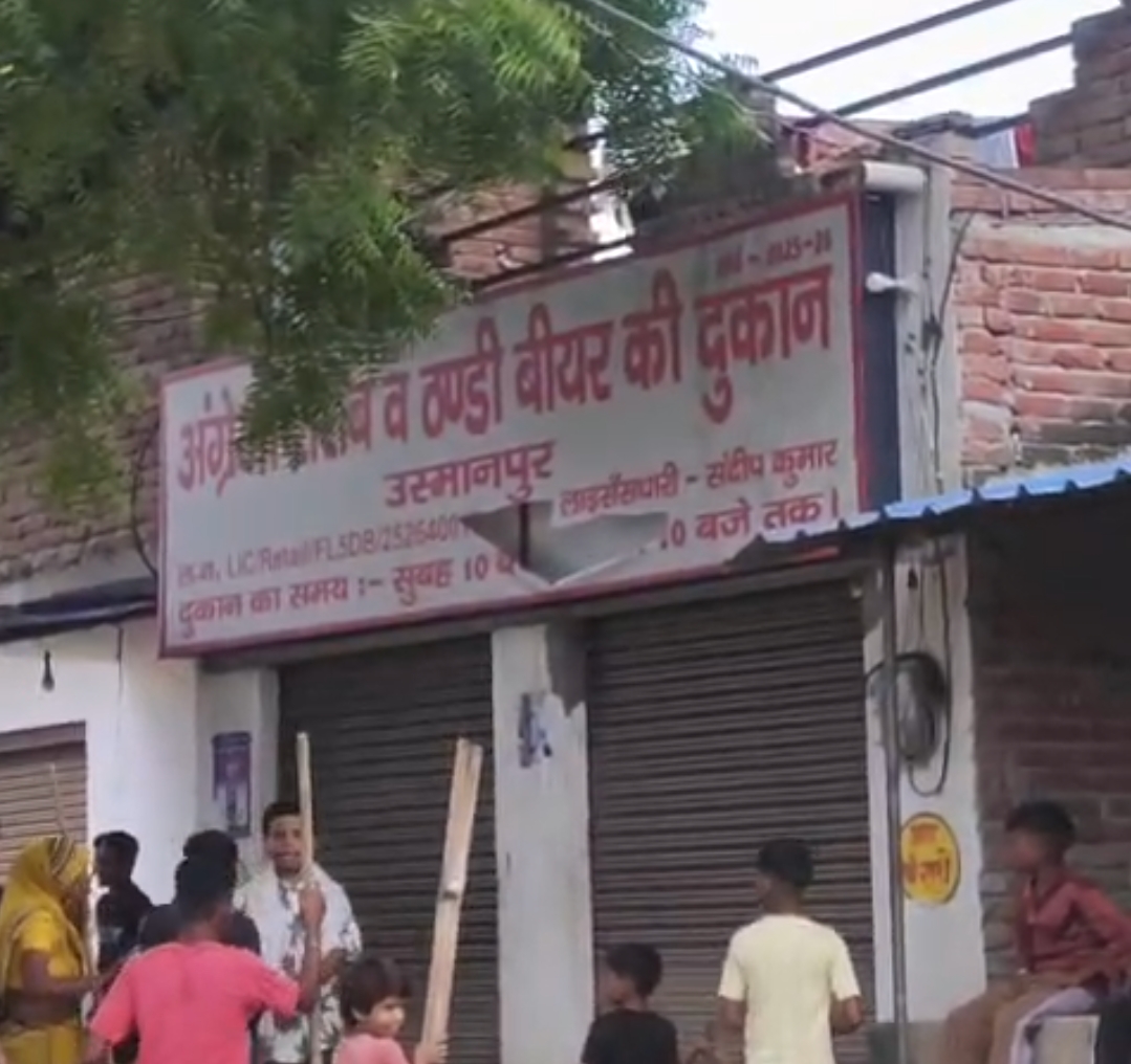 आगरा थाना खंदौली क्षेत्र के गांव उस्मानपुर स्थित देशी-अंग्रेजी शराब के ठेके के खिलाफ ग्रामीण महिलाओं का फूटा गुस्सा, दूसरे दिन भी जमकर किया हंगामा; दुकान पर लगा ताला