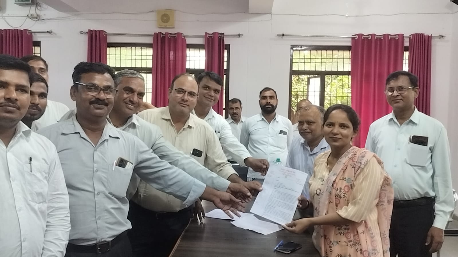 लंबित मांगों को लेकर लेखपाल संघ ने सौंपा ज्ञापन, 5 अगस्त से अतिरिक्त हल्के का कार्य बहिष्कार करने की चेतावनी