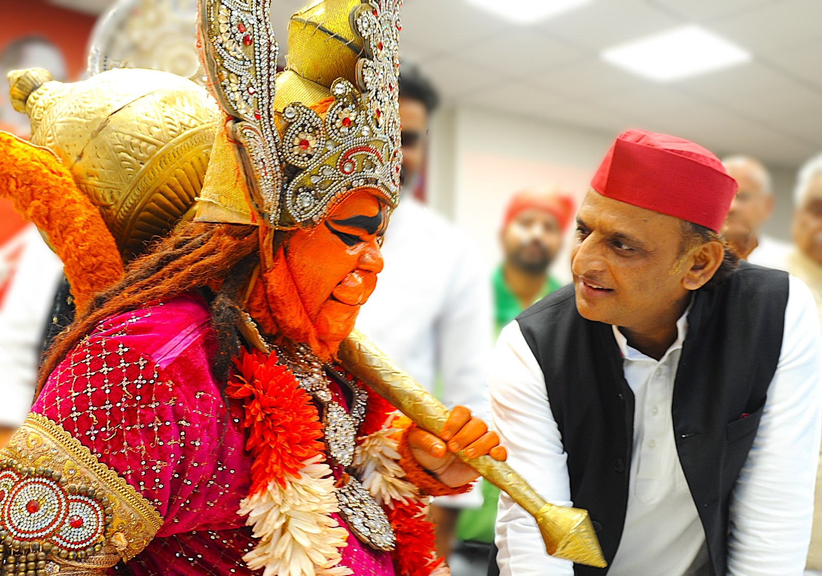 अखिलेश यादव ने कलाकारों को किया सम्मानित