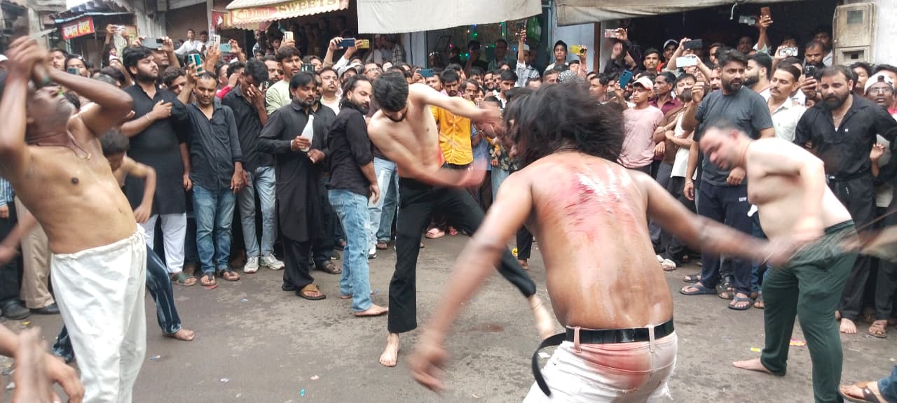 चेहल्लुम के मौके पर मजलिस के बाद जुलूस निकाला गया, मातम कर करबला के शहीदों को याद किया