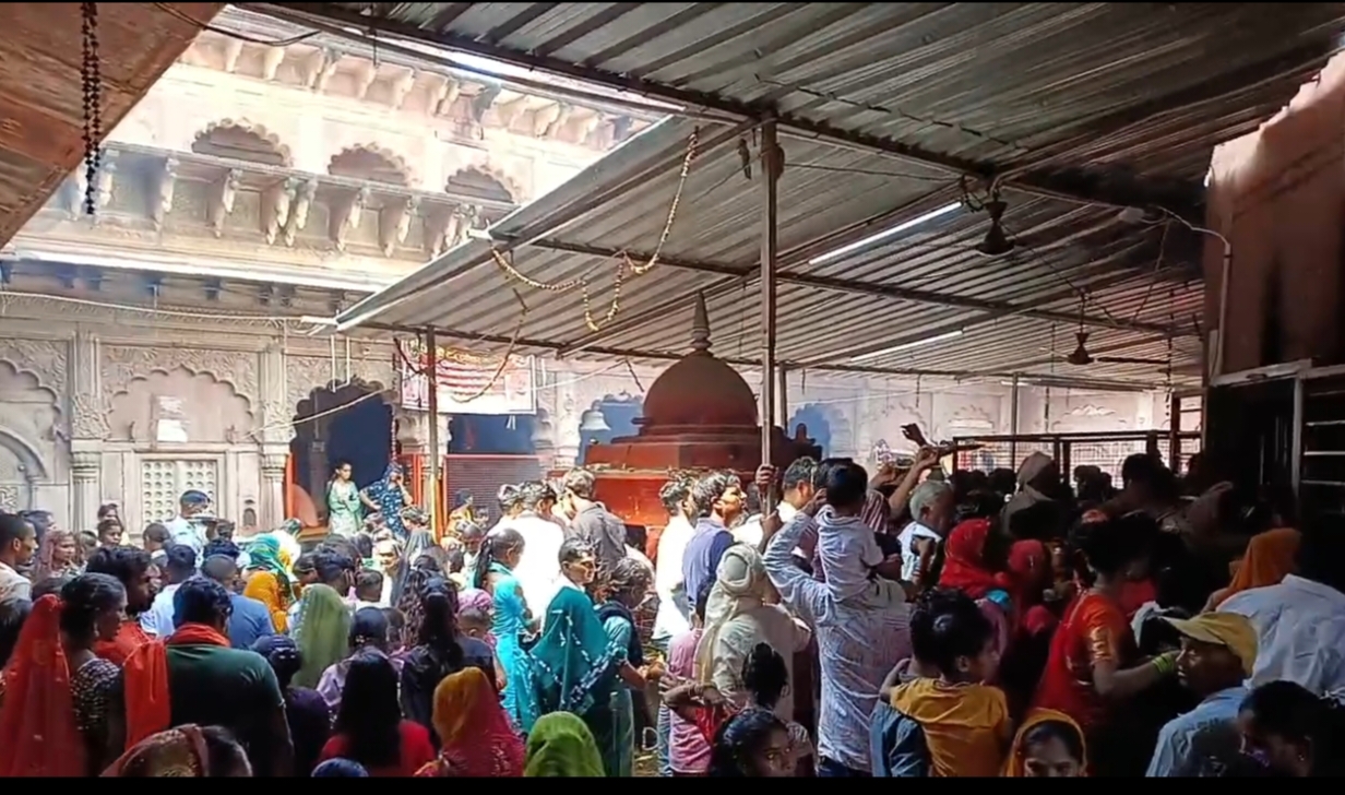 हर हर बम बम के जयकारे से गूंजे शिवालय