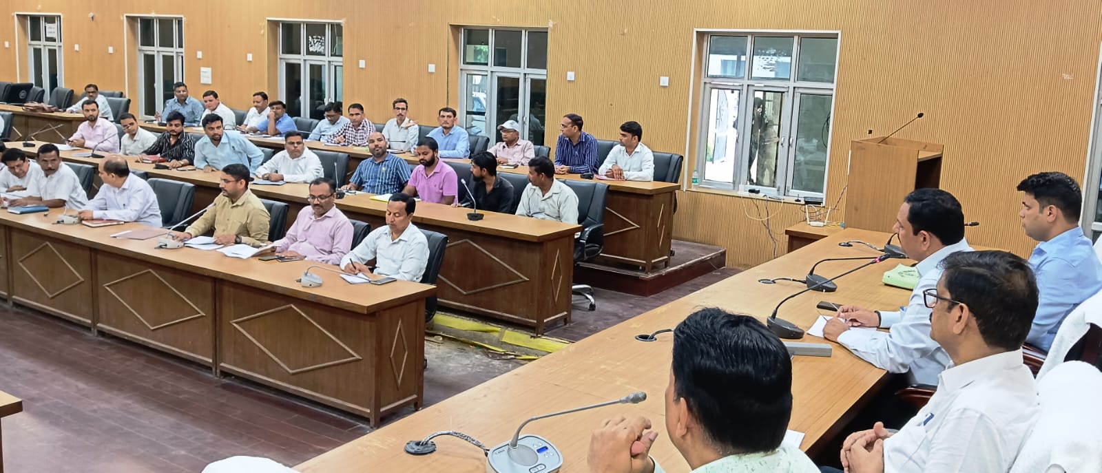 उर्वरकों की ओवर रेटिंग, कालाबाजारी के विरुद्ध प्रशासन सख्त:- जिलाधिकारी डॉ. इंद्रमणि त्रिपाठी