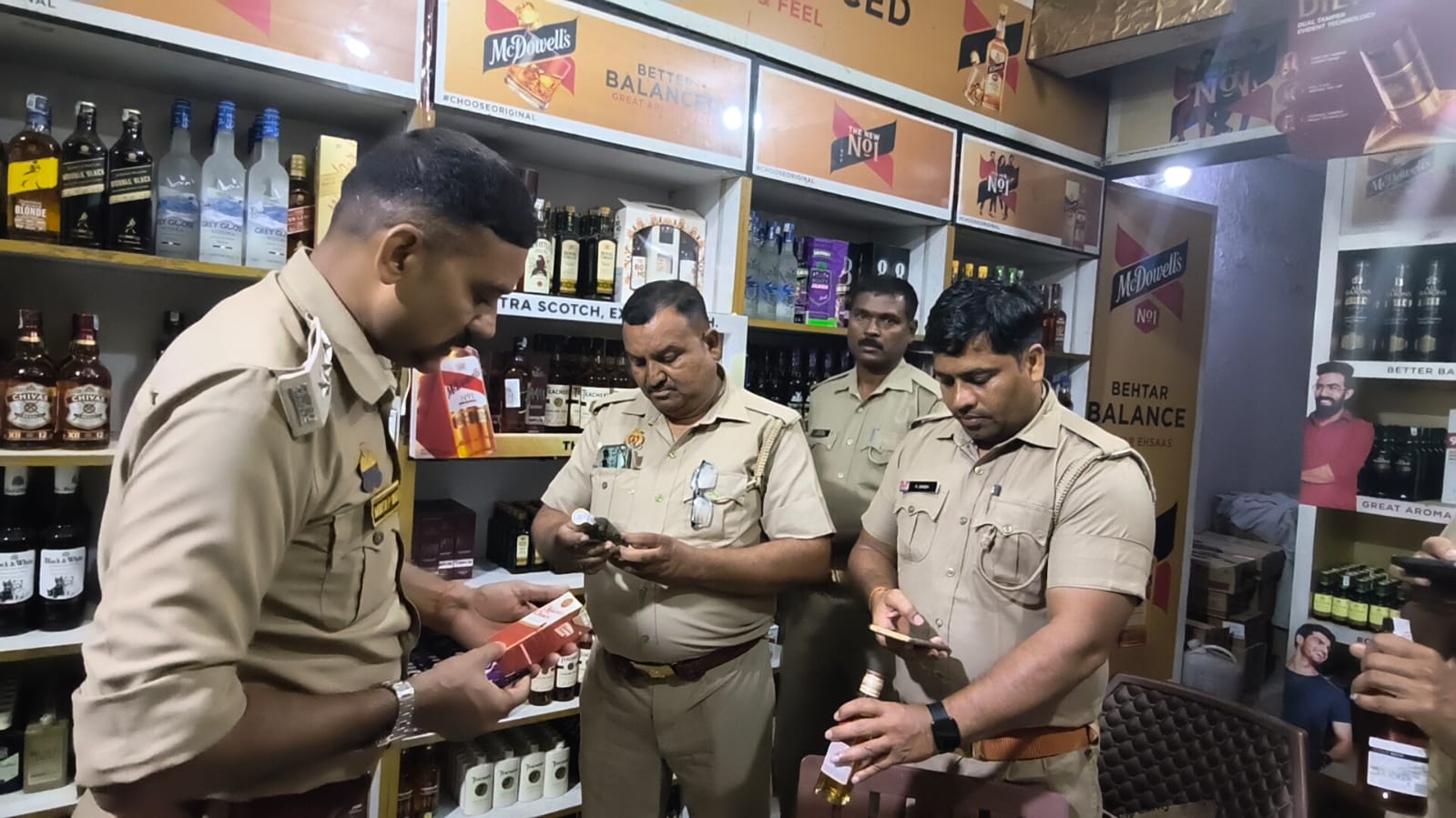 आबकारी विभाग का शराब दुकानों पर निरीक्षण, कांवड़ यात्रा को लेकर दिए विशेष निर्देश