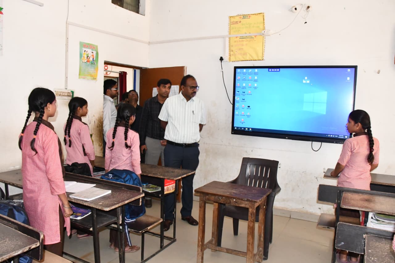 डीएम ने कस्तूरबा विद्यालय व डायट नगला अमान का किया औचक निरीक्षण, छात्राओं संग बैठकर किया भोजन