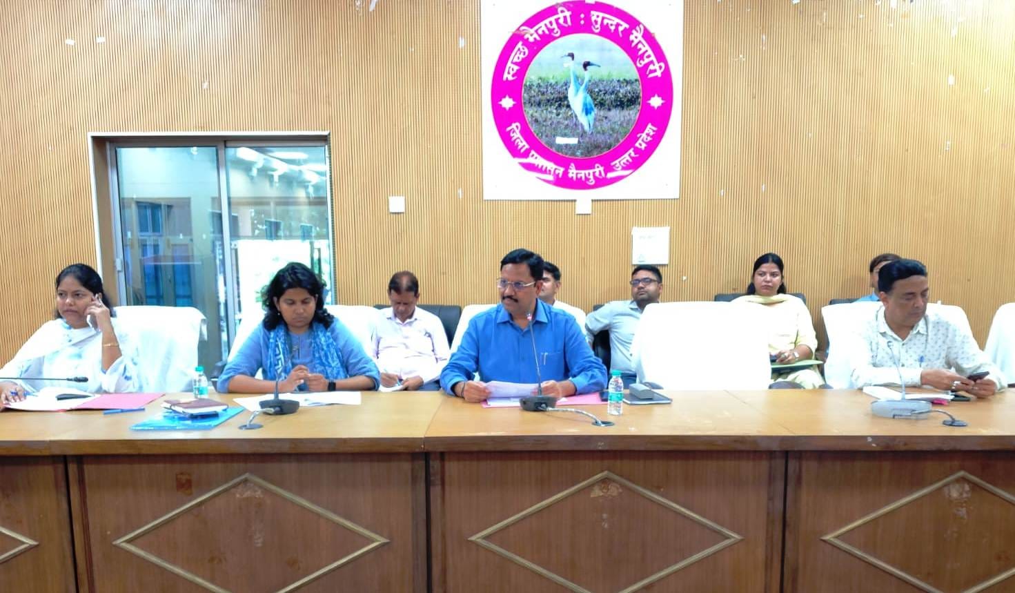हर घर तिरंगा’’ अभियान की तैयारियों की समीक्षा जिलाधिकारी डॉ. इंद्रमणि त्रिपाठी