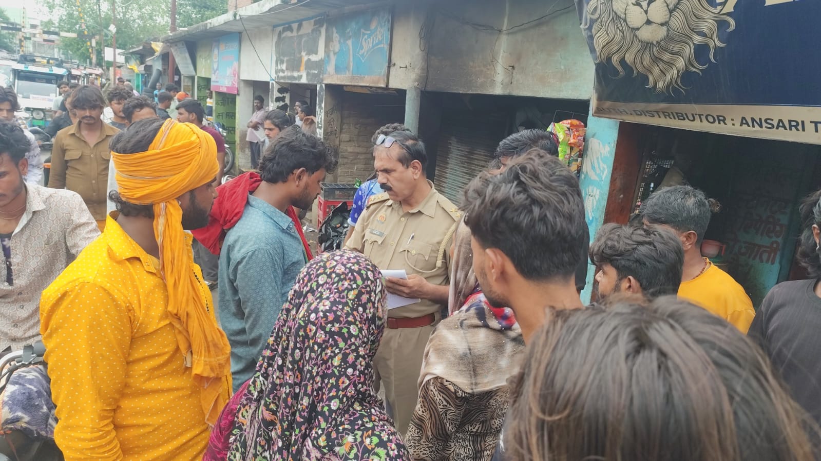रेलवे फाटक के पास बस की टक्कर से बाइक सवार दो युवक घायल