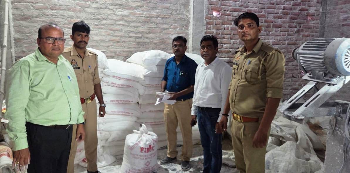 अवैध रूप से संचालित आटा निर्माण इकाई पर छापा मारा