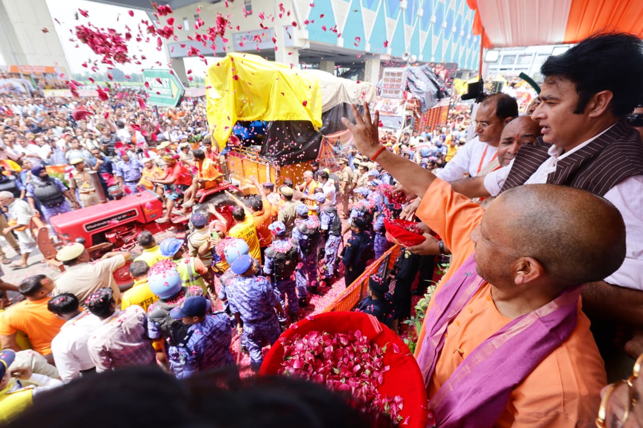 भोलेनाथ के भक्तों पर सीएम योगी ने की श्रद्धा की पुष्पवर्षा