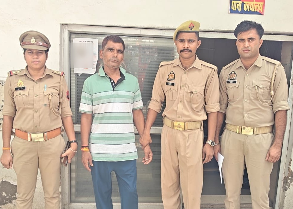 रसूलपुर में हत्या के प्रयास का आरोपी गिरफ्तार, हसिया और दो डंडे बरामद
