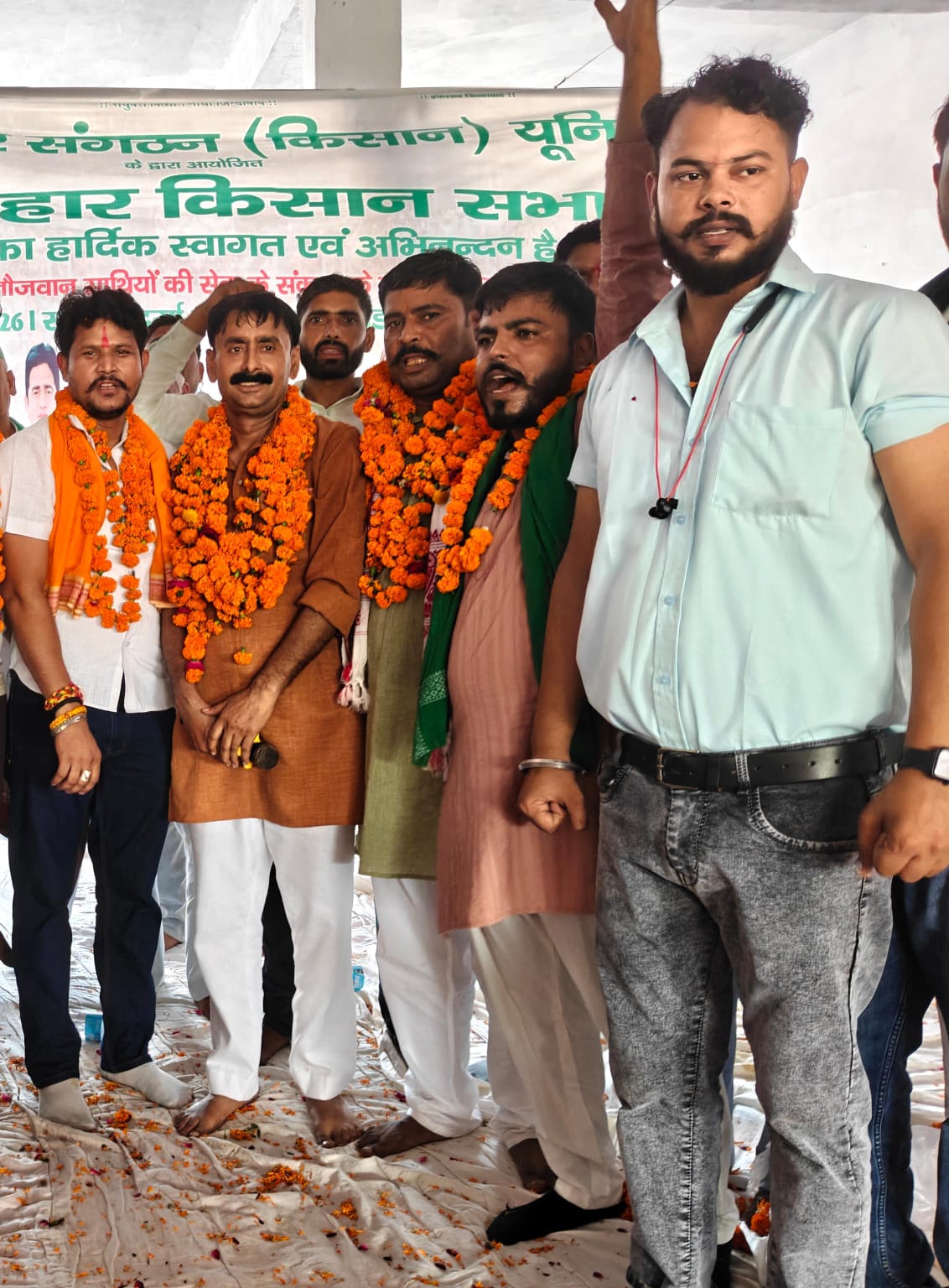 आगरा एत्मादपुर में 'सिस्टम सुधार संगठन' द्वारा आयोजित की गई विशाल 'जय जौहर किसान सभा' सभा में पहुंचे हजारों किसान