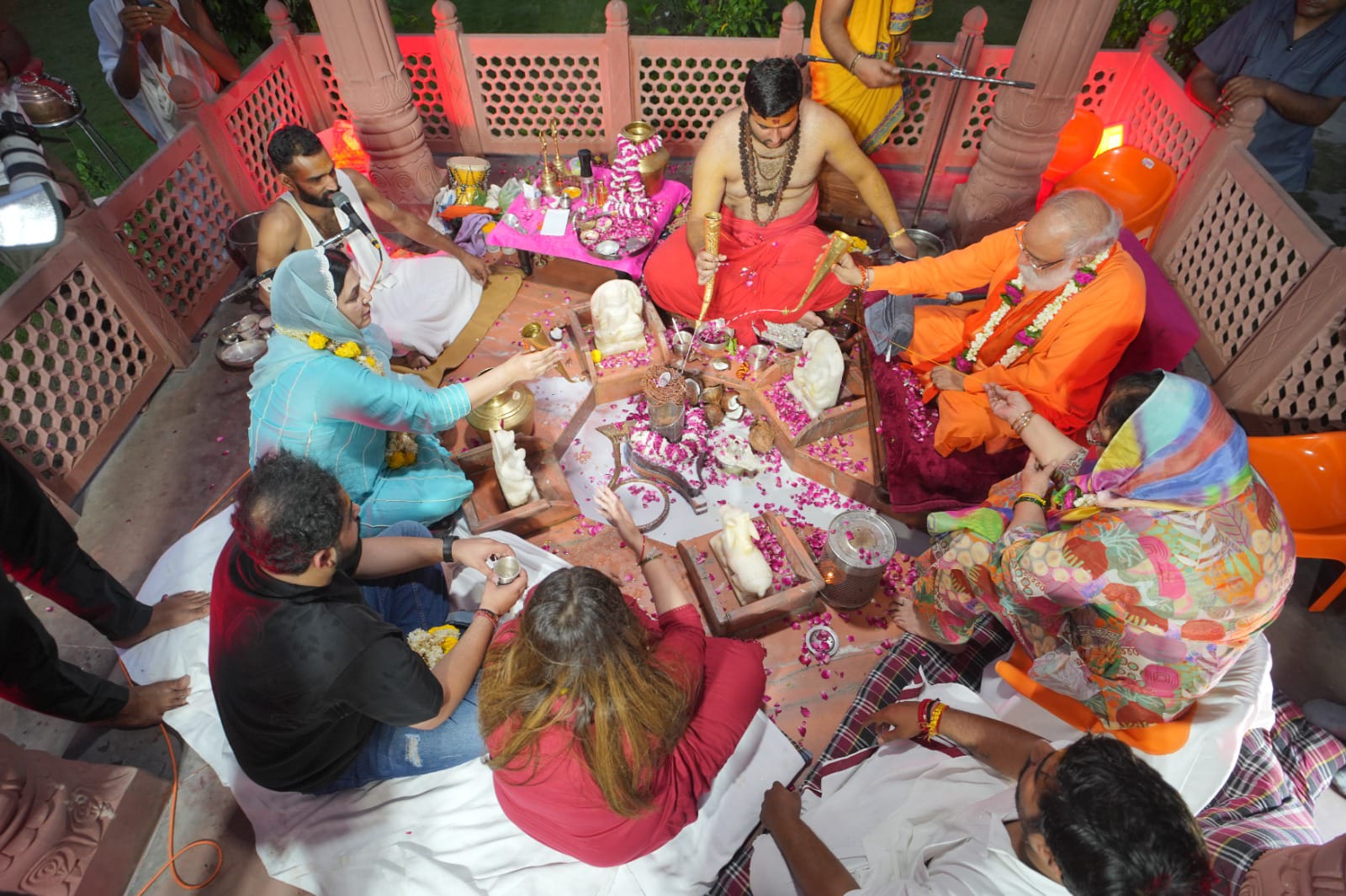 देवराह बाबा घाट पर गूंजे भोलेनाथ के जयकारे, माँ सीता रसोई के तत्वावधान में हुआ भव्य रुद्राभिषेक एवं भजन संध्या का आयोजन