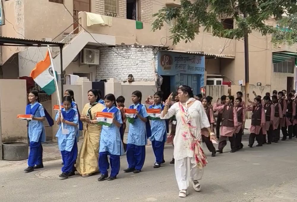 ‘वह है प्यारा देश हमारा’ के नारों से गूंजी लेबर कॉलोनी, बच्चों ने निकाली तिरंगा यात्रा