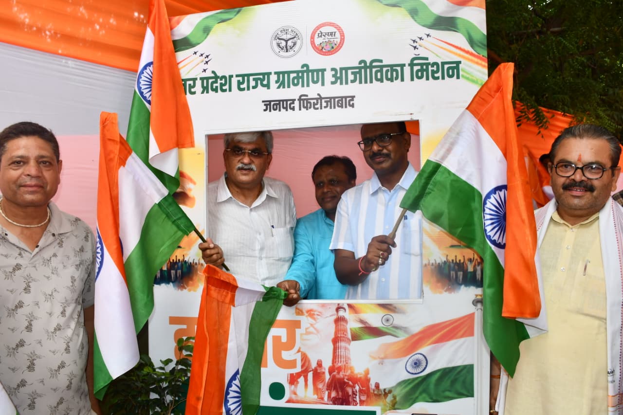 विकास भवन में सजा तिरंगा मेला, डीएम और विधायक ने दिया देशभक्ति का संदेश