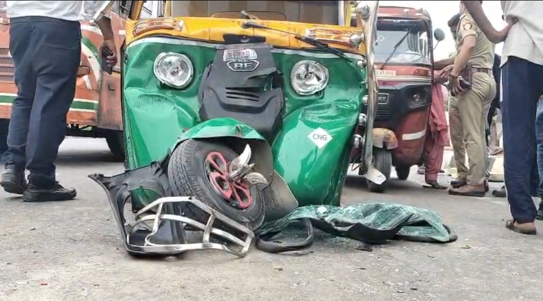 खड़ी रोडवेज बस में पीछे से जा घुसा ऑटो, एक ही परिवार के सात लोग घायल