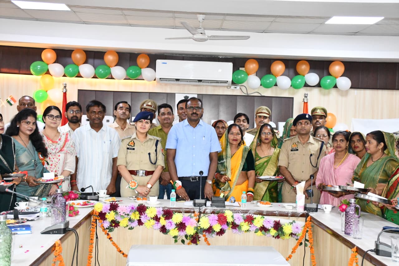 स्वयं सहायता समूह की दीदियों ने पुलिसकर्मियों को बांधी राखी, हर घर तिरंगा अभियान में दिया देशभक्ति का संदेश