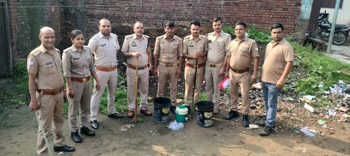 शिकोहाबाद में आबकारी विभाग की छापेमारी, 10 लीटर कच्ची शराब बरामद