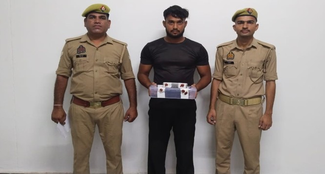छीने गए मोबाइल के साथ आरोपी रिजवान गिरफ्तार, तमंचा और स्कूटी भी बरामद