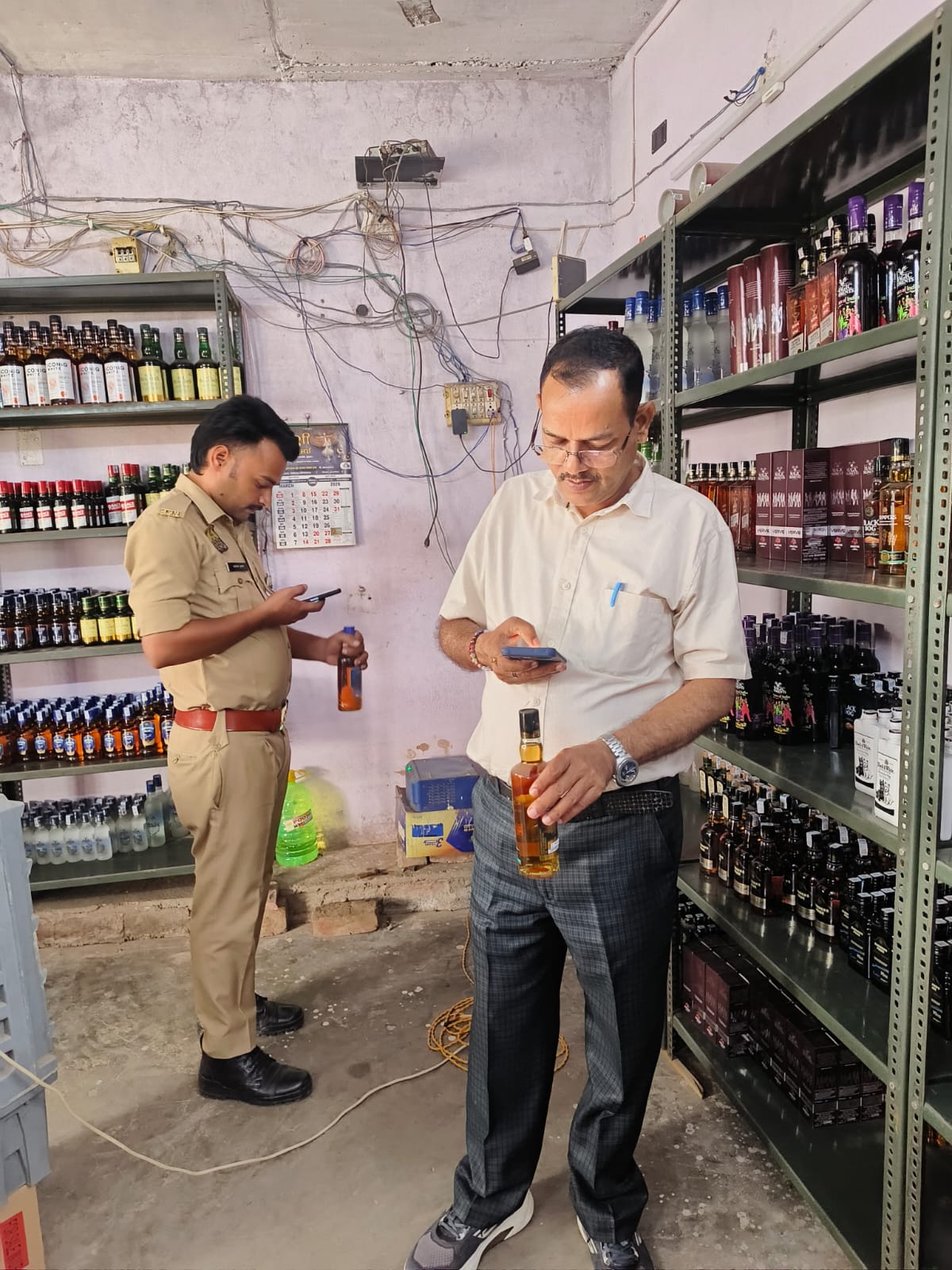शिकोहाबाद में आबकारी विभाग ने शराब दुकानों का किया निरीक्षण, दिए सख्त निर्देश